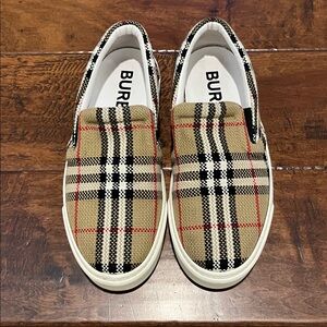 Burberry check sneaker.